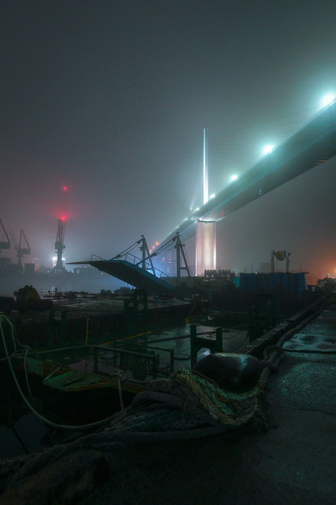 霧の荒津大橋