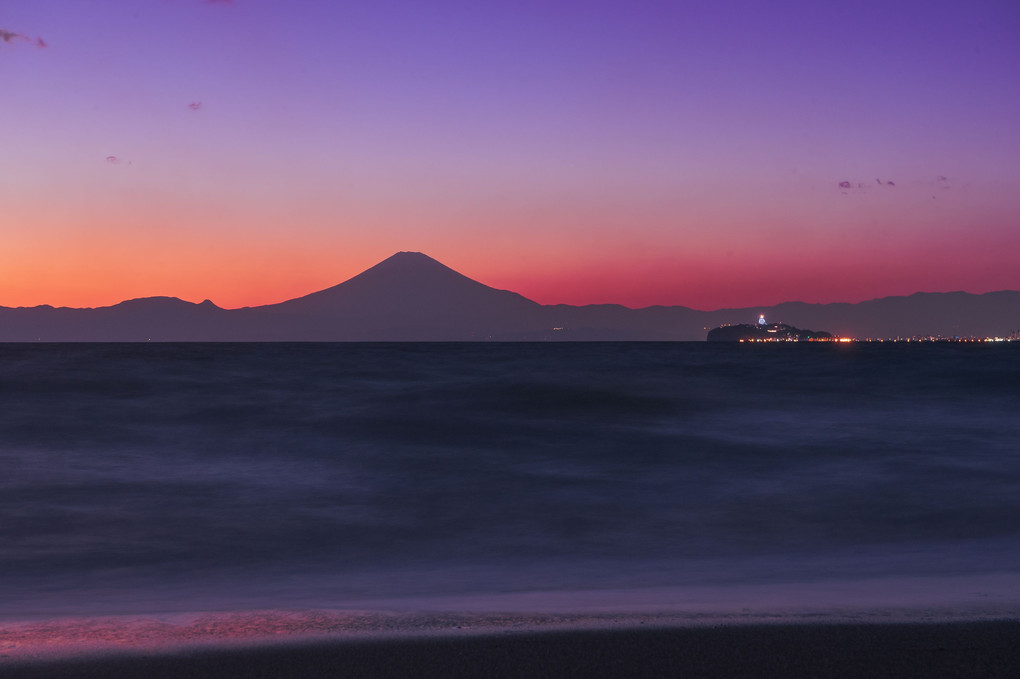 マジックアワーの富士山と江ノ島