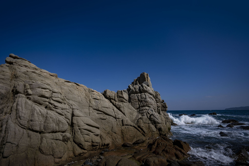 岩と波、青い空