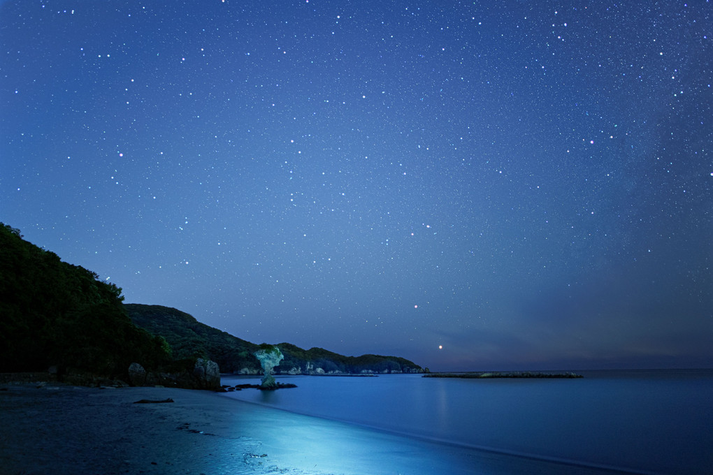 満天の星空のした、リンゴをかじる