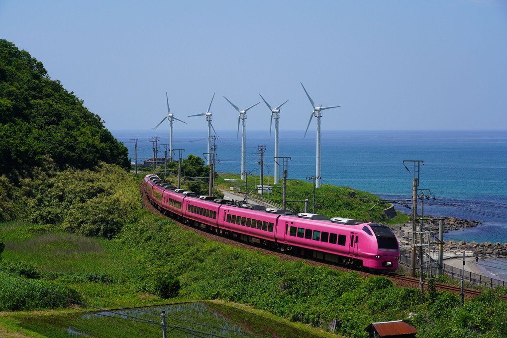 日本海沿岸を走る羽越本線「特急いなほ」