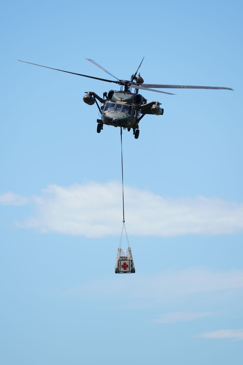 吊り下げ飛行するUH-60