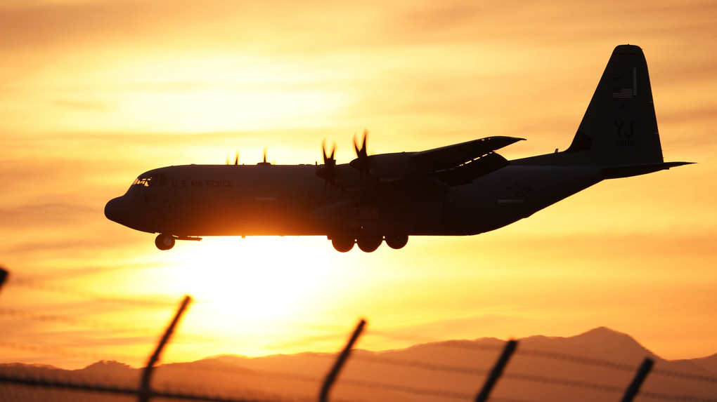横田の夕方 C-130J輸送機の着陸