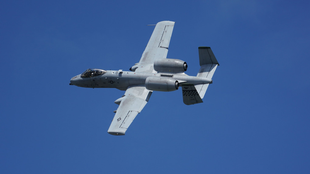 広い青空を飛ぶA-10