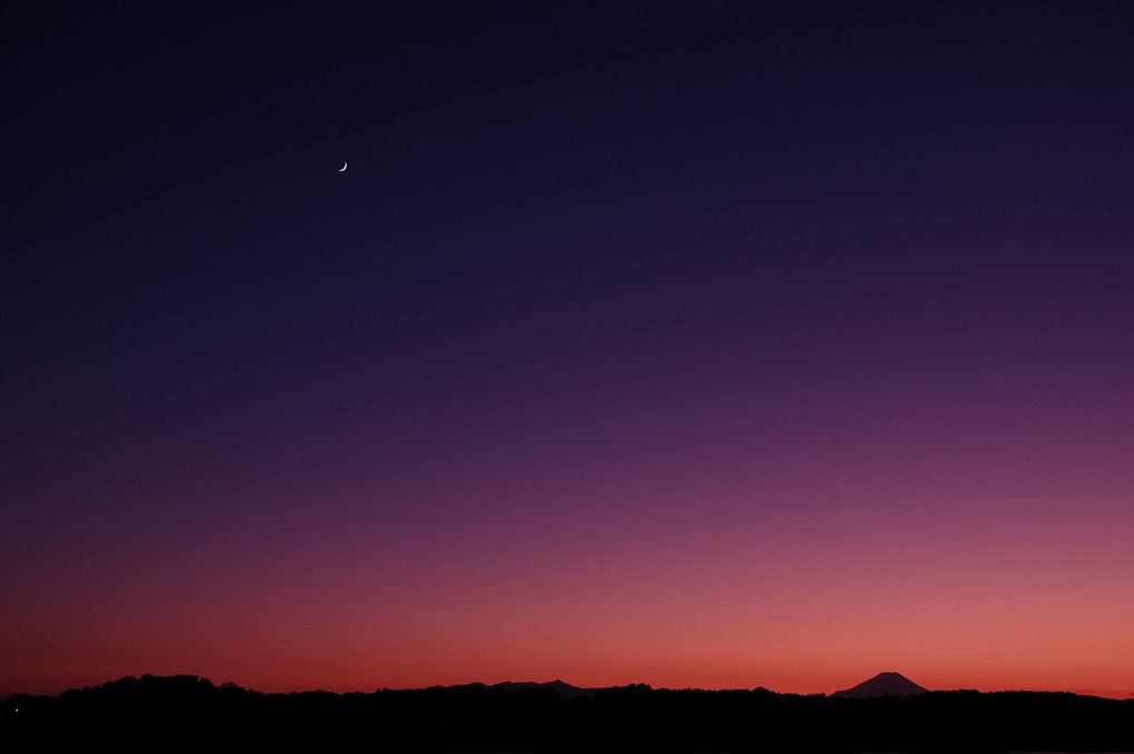 夕暮れ．三日月.金星.と富士山　2019.11.30
