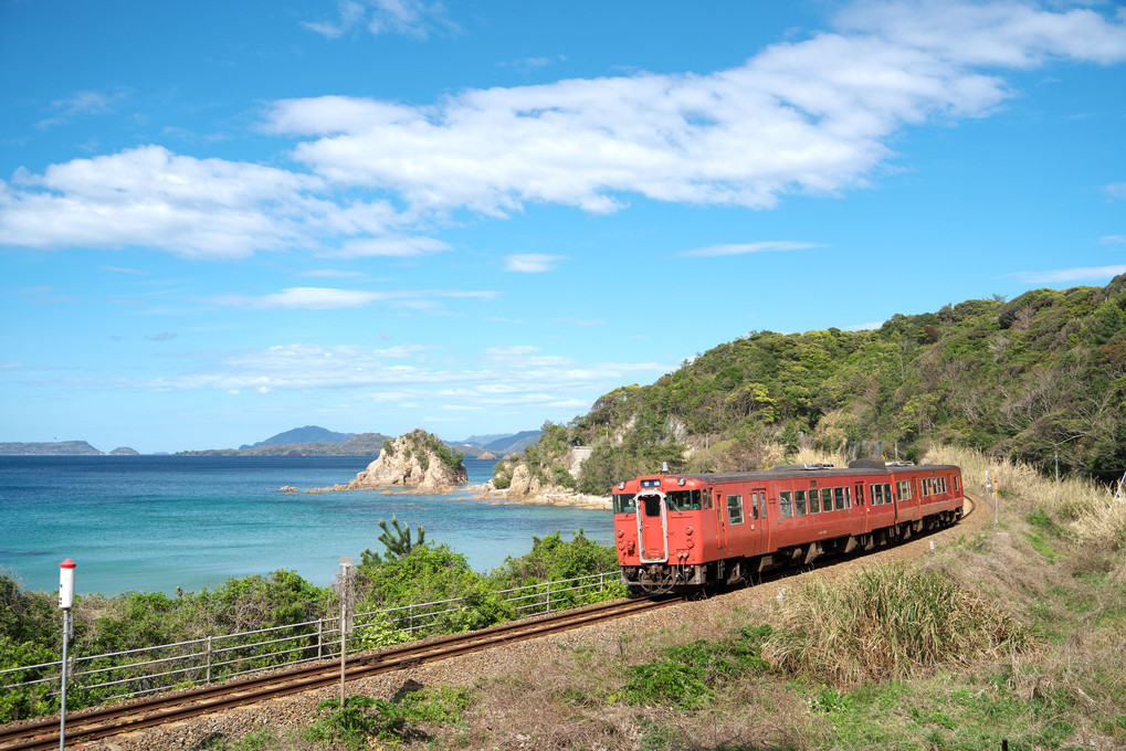 青い海と赤い列車