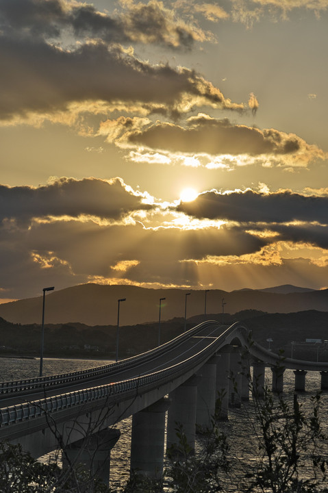 朝日をあびる角島大橋