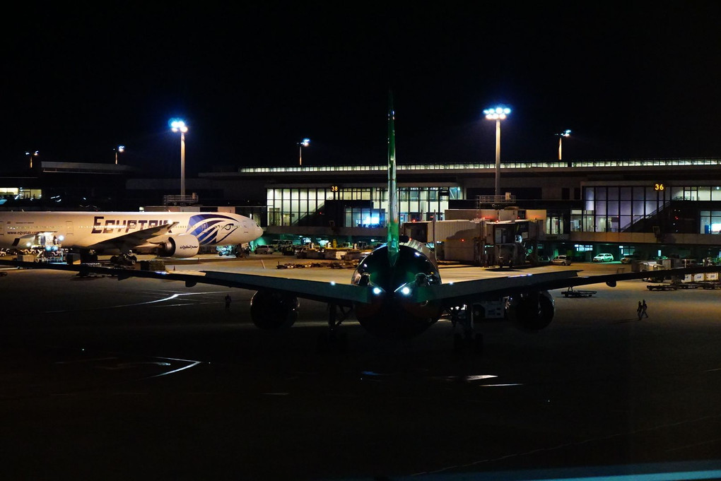 夜の成田空港 