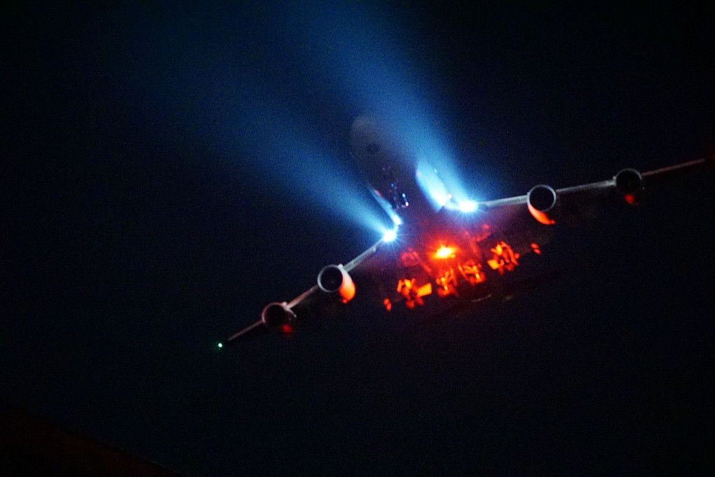 夜の飛行機