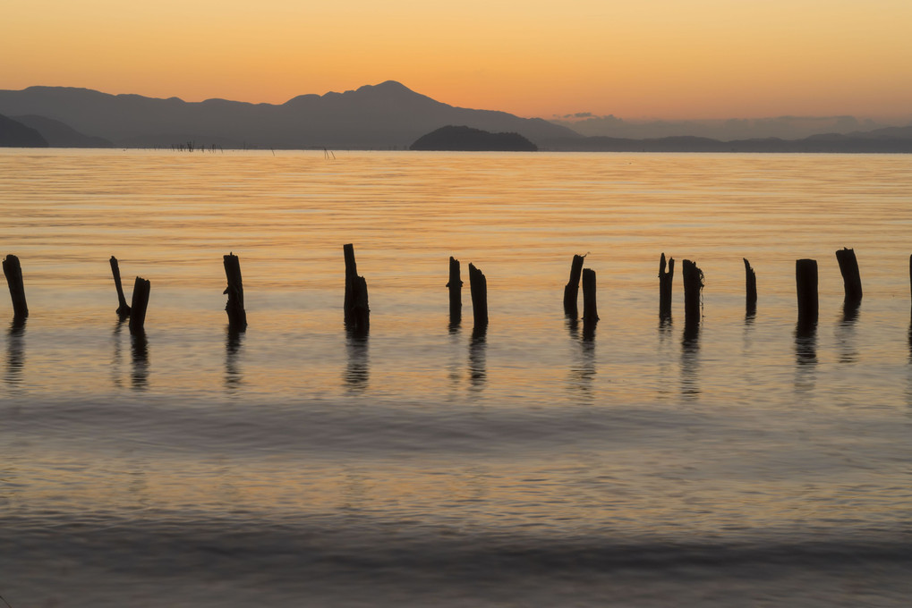 琵琶湖　朝日が昇る