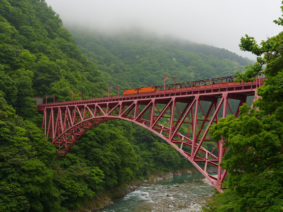 初夏の黒部峡谷を行く