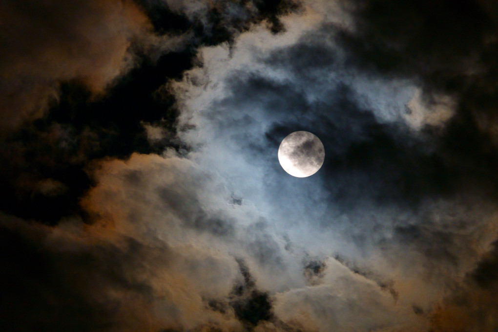 雲中輝満月