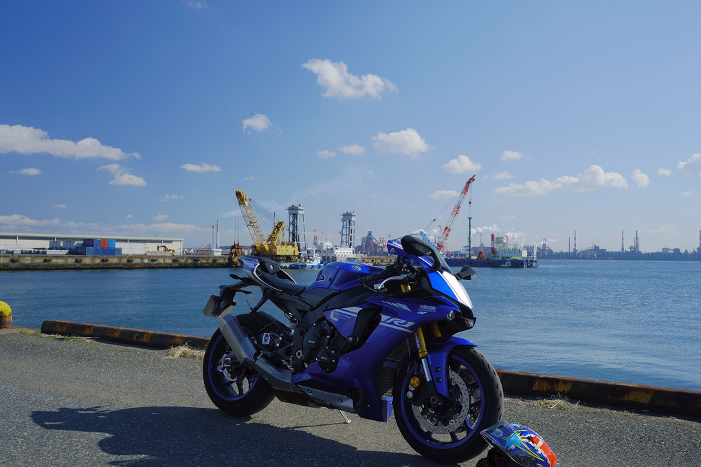 冬の青空に青いバイク、碧い港