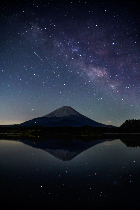 暮明を迎える富士と天の川