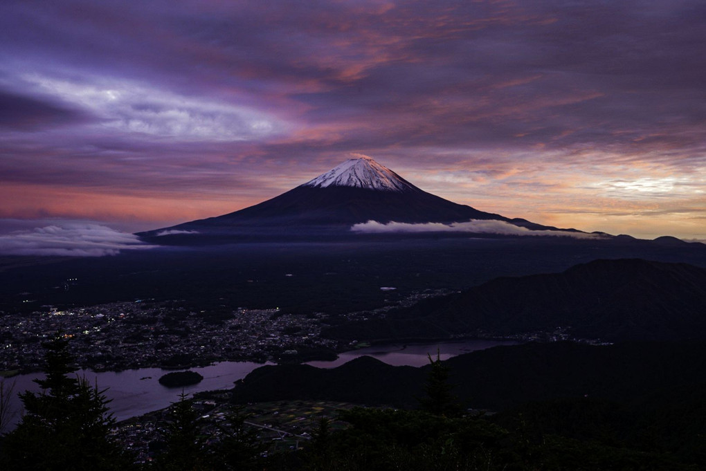 夕焼けを纏う富士