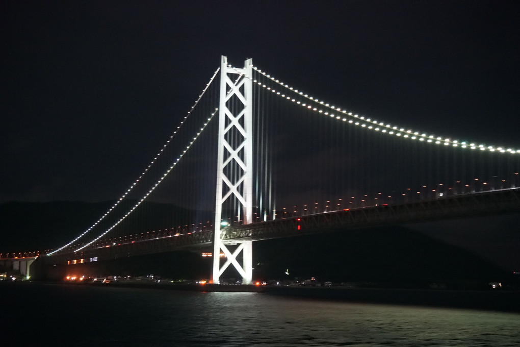 夜の明石海峡大橋