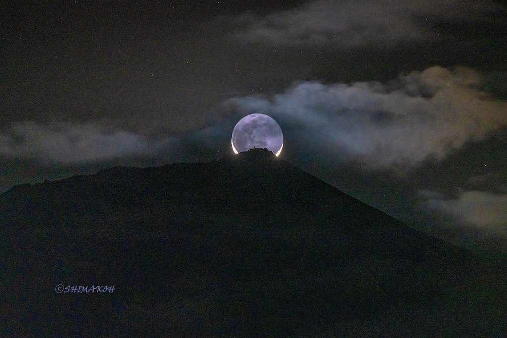 富士山頂より出づる有明の月
