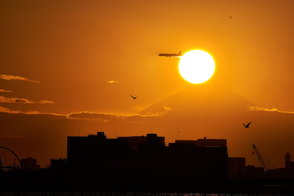 夕陽と富士と飛行機