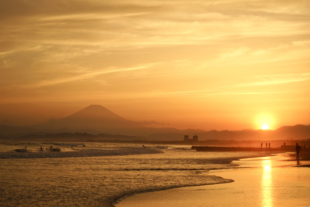 夕陽の道と富士山