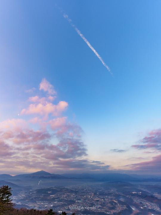 秩父盆地と飛行機雲