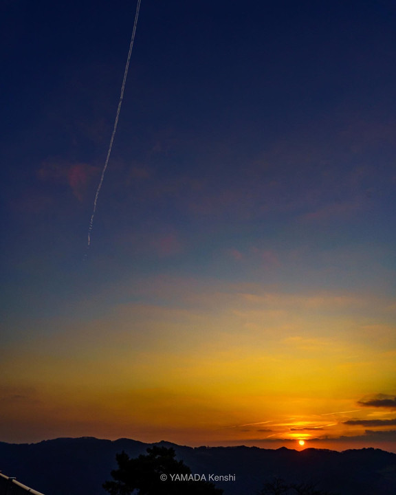 日の出と飛行機雲