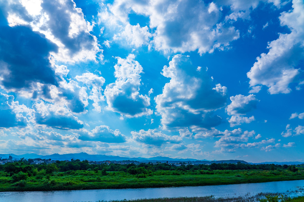 多摩川と夏の雲