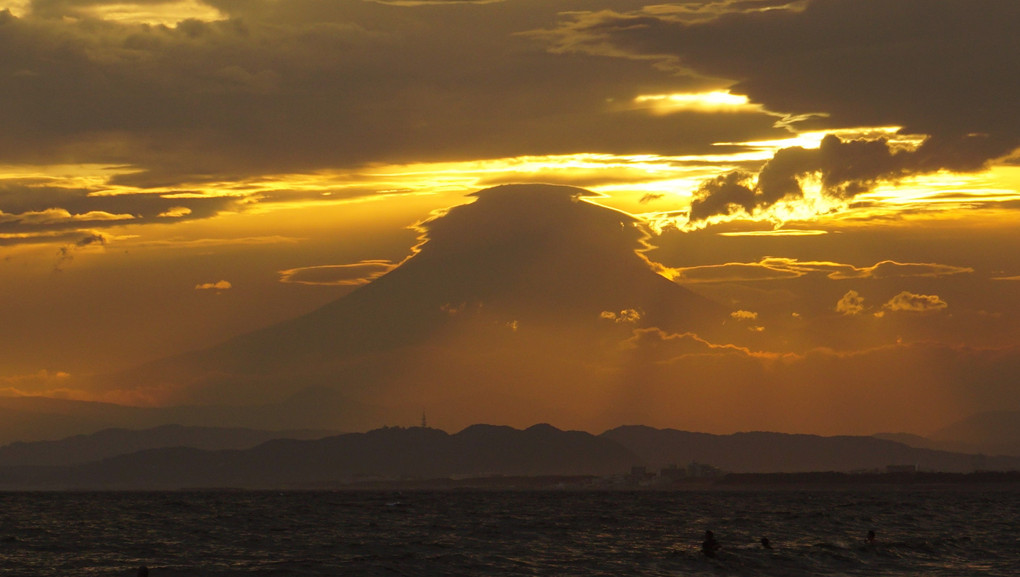 夕日に染まる傘雲の富士