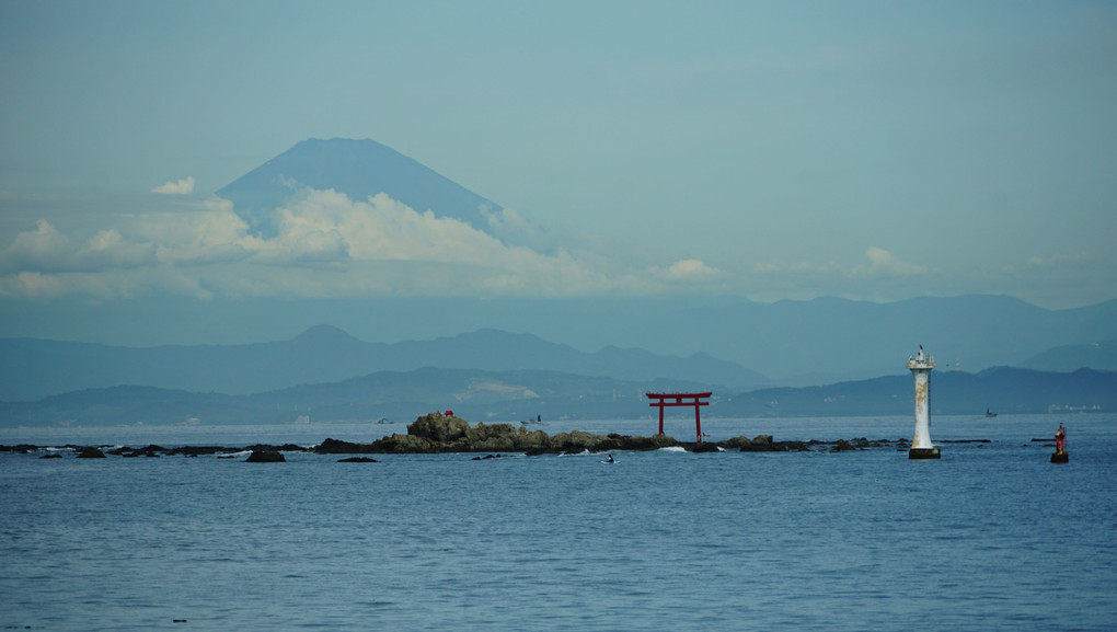 富士山と森戸神社と裕次郎灯台