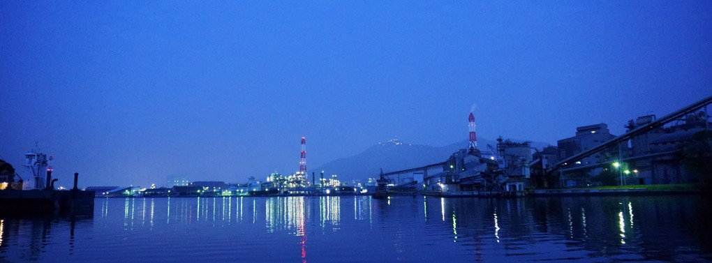日没直後の工場と湾