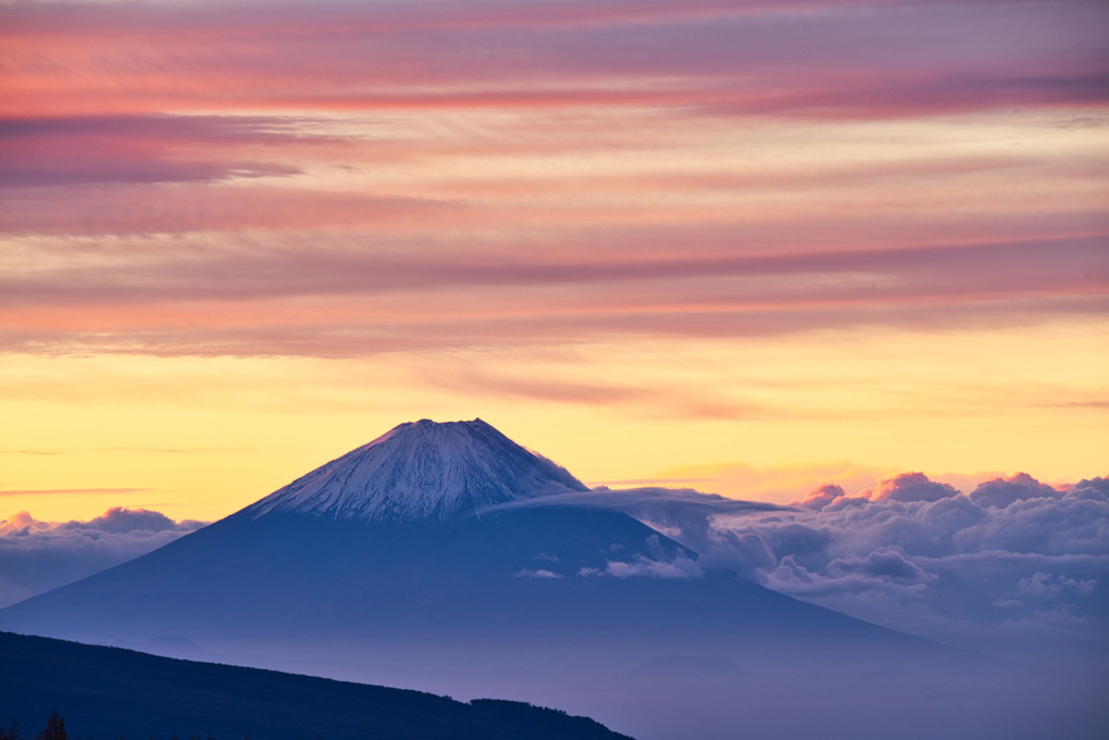朝日に染まる雲と富士