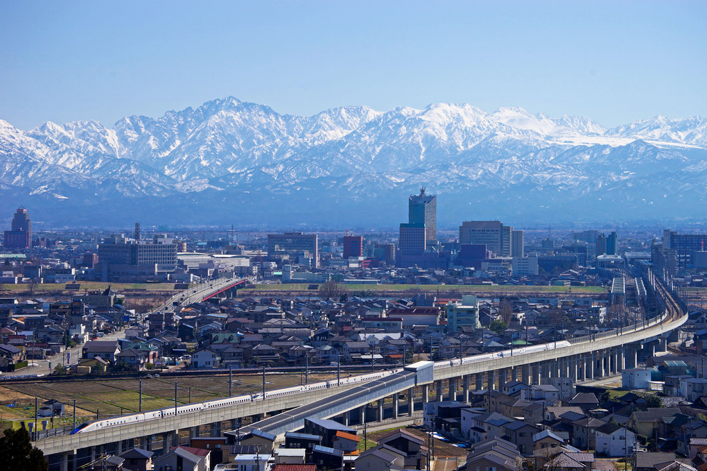 北陸新幹線　―立山連峰背景に―