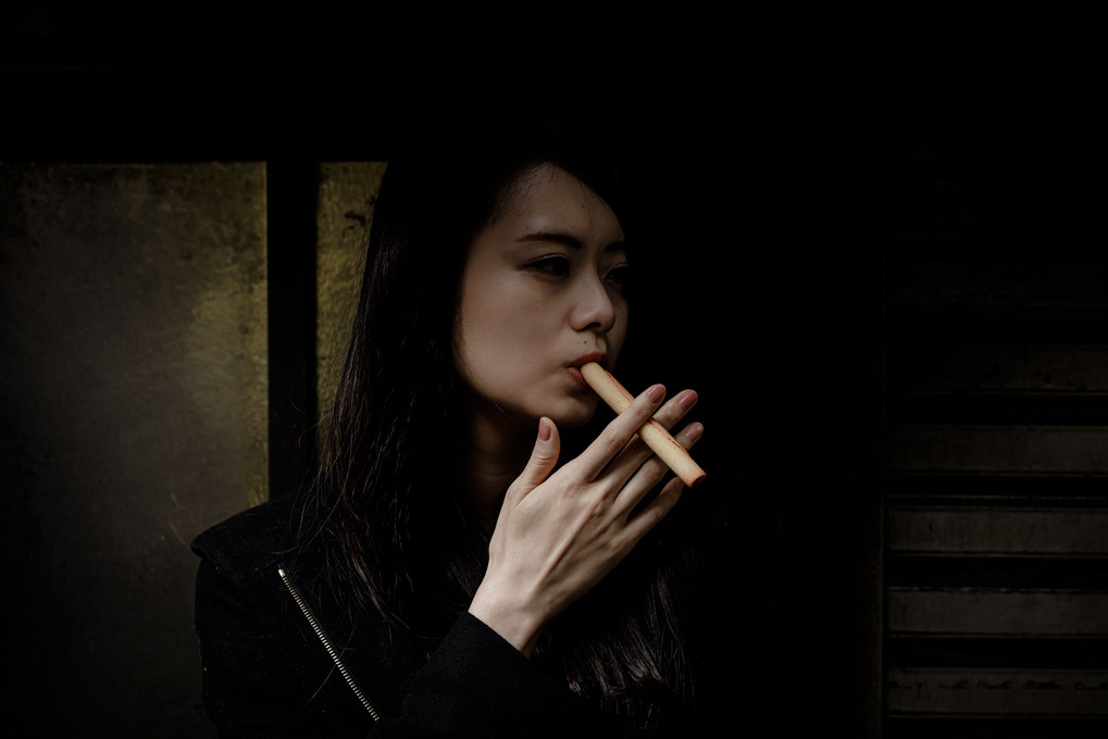 煙草を吸う女 02