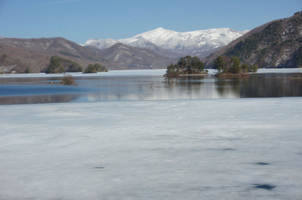 雪解けの秋元湖