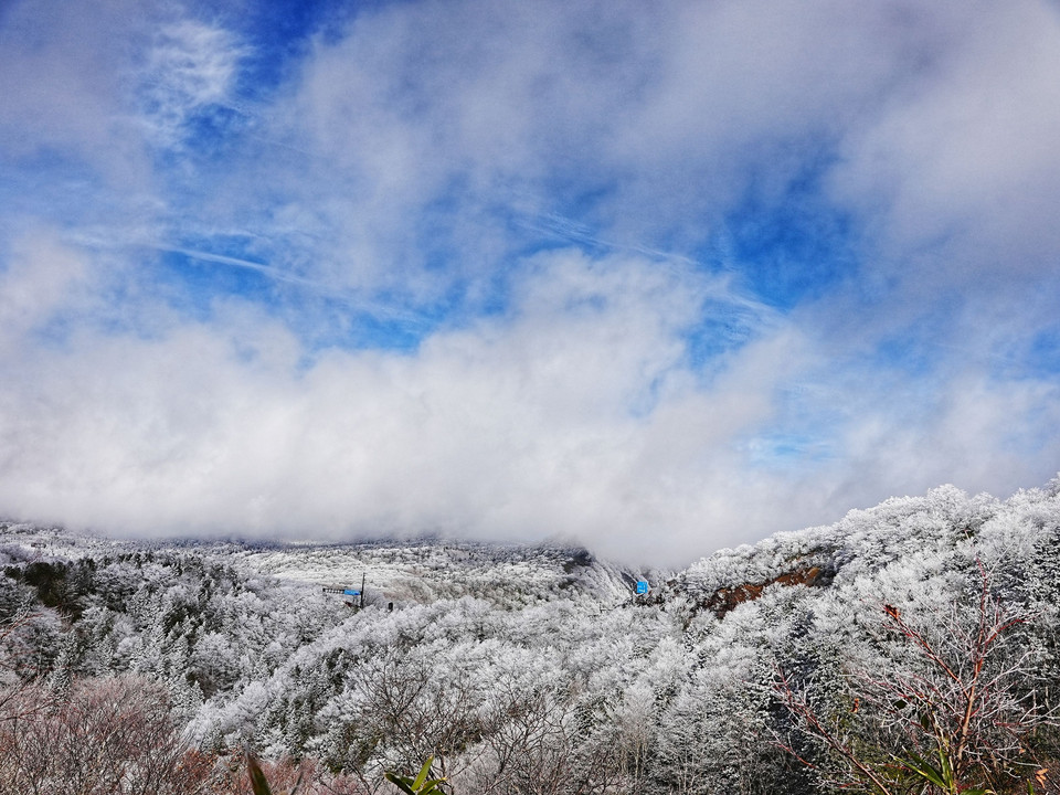 霧氷の山並み