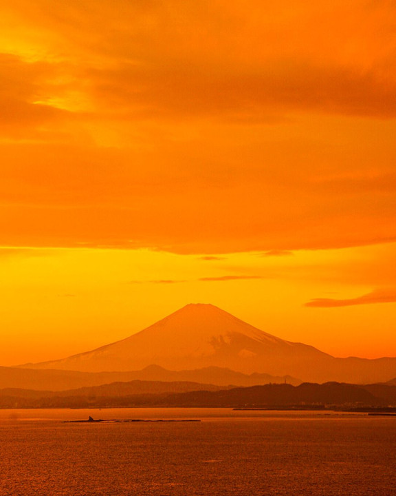 夕日に照らされた富士山