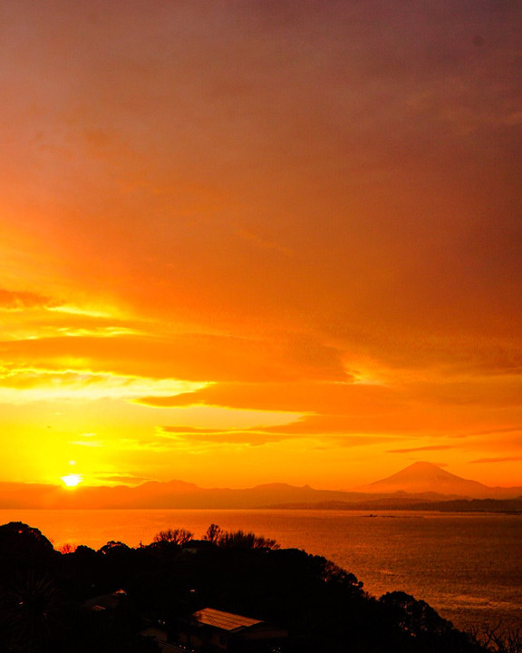 夕日に照らされた富士山