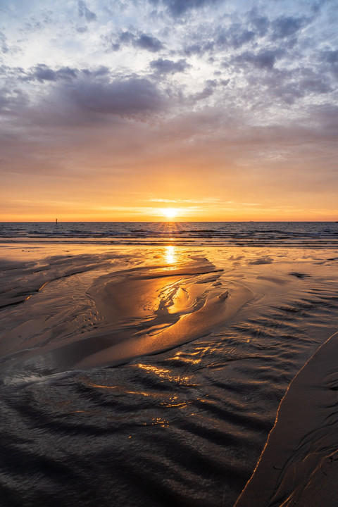 夕日の砂浜