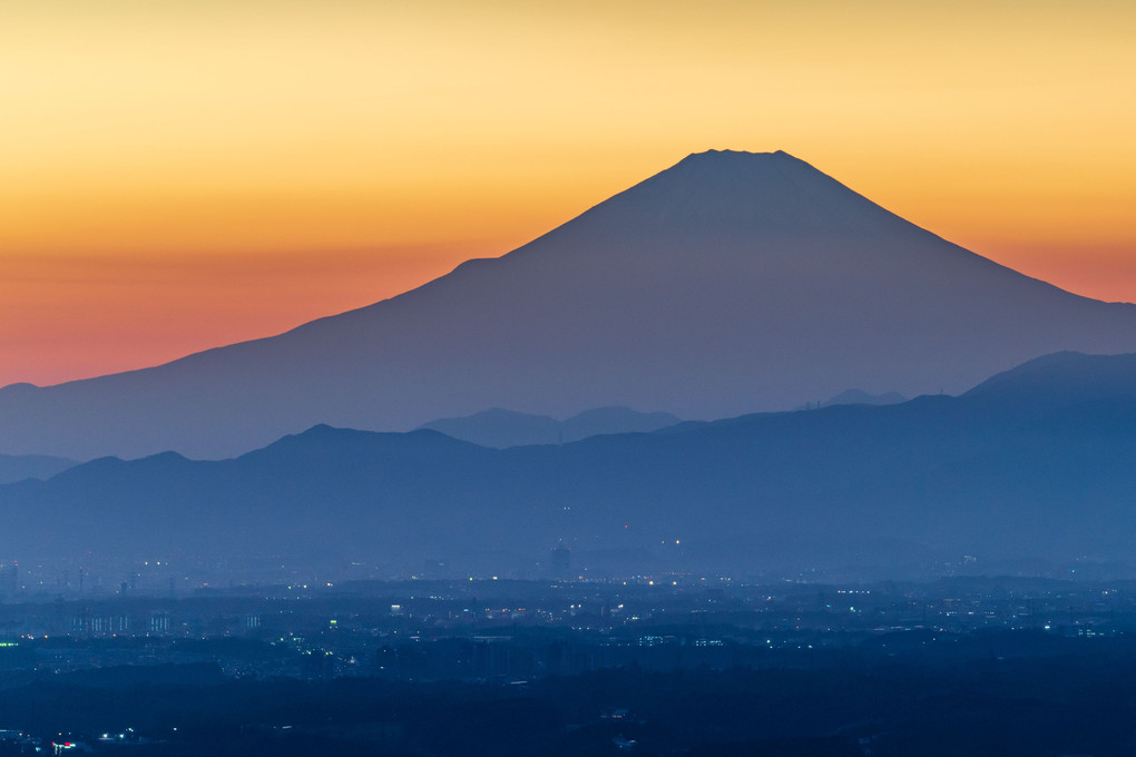 日暮れの横浜から見る富士山