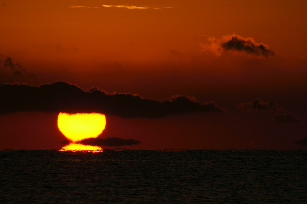 浮島に断たれたダルマ太陽