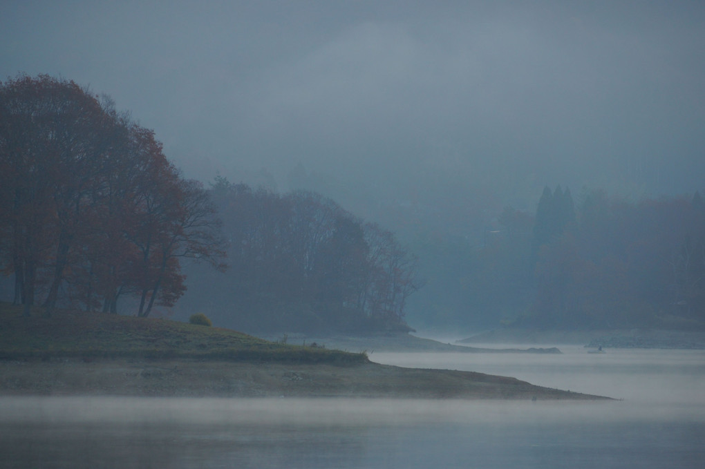 朝靄の湖畔