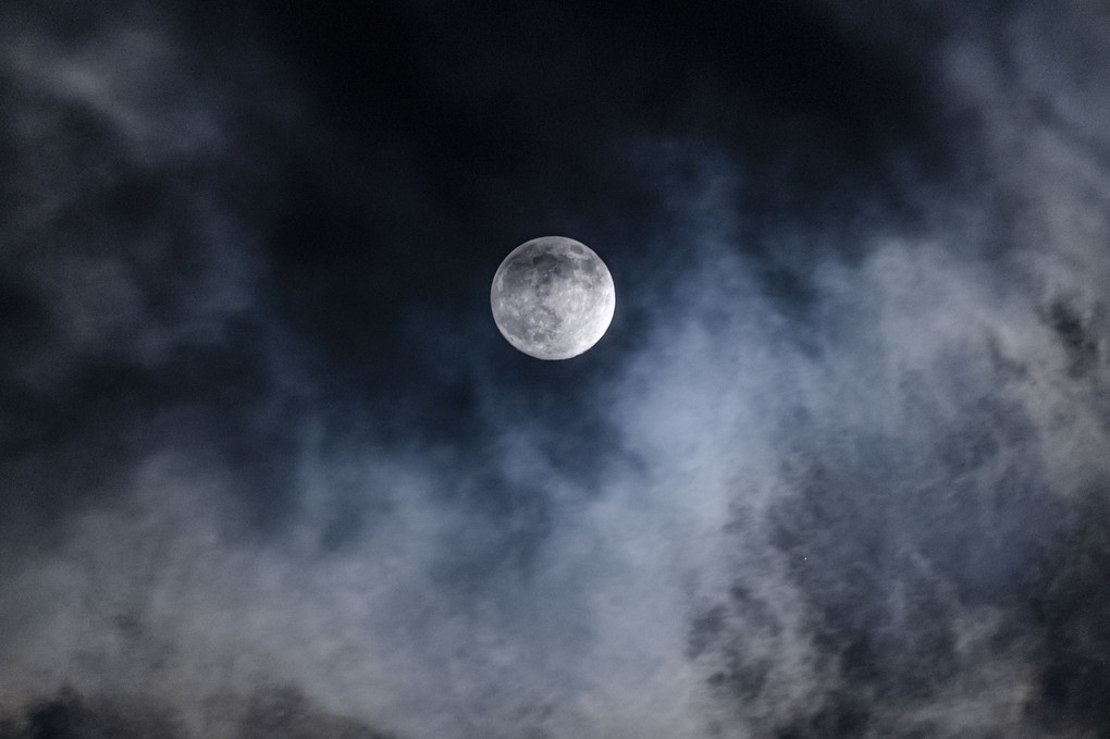 満月と濃密雲