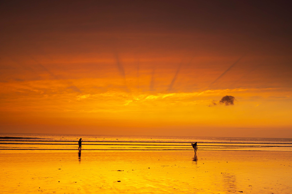 バリ島　クタビーチの夕陽とサーファー達