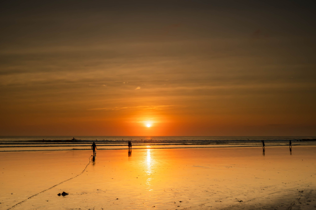 バリ島　クタビーチの夕陽とサーファー達