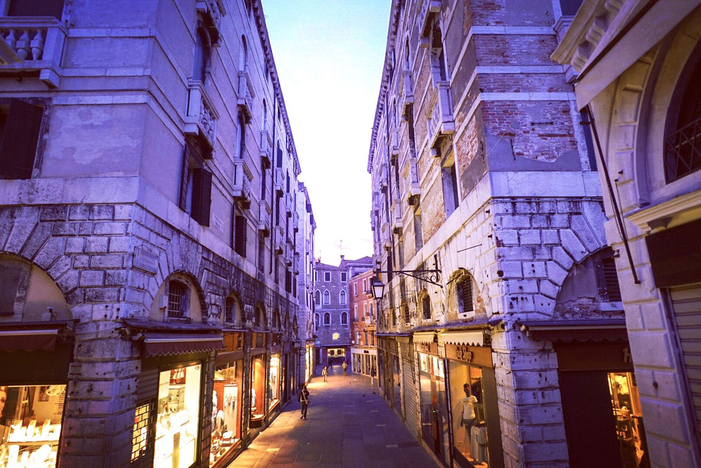 ヴェネチア　夜明けの街
