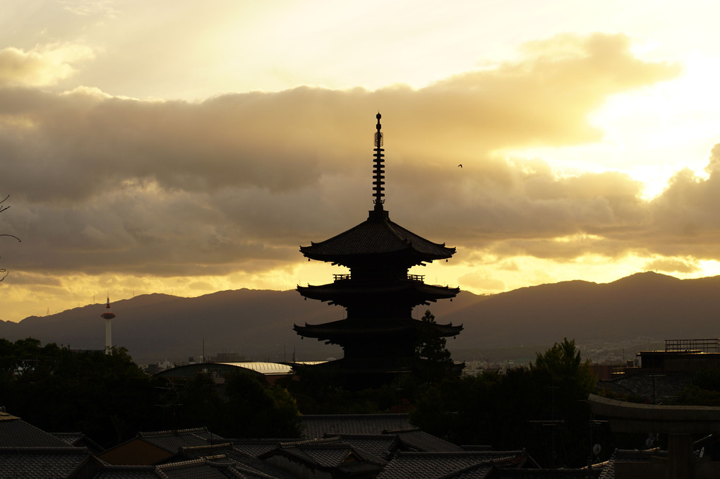 夕暮れの法観寺（八坂の塔）と京都タワー【夕暮れの新旧の塔】