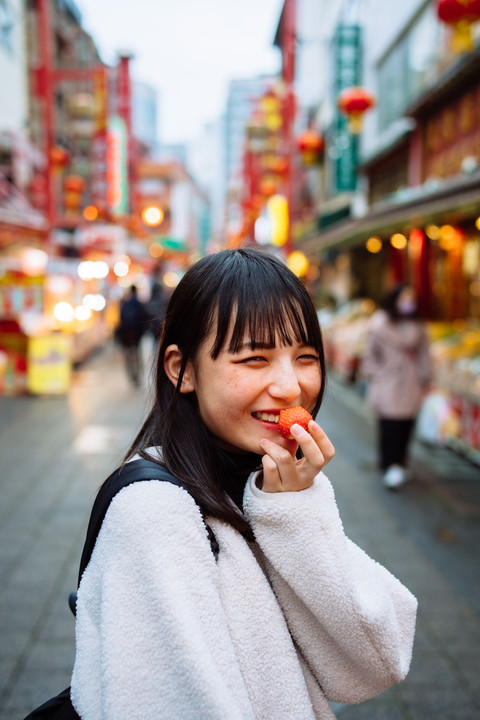 南京町でイチゴを食べる君