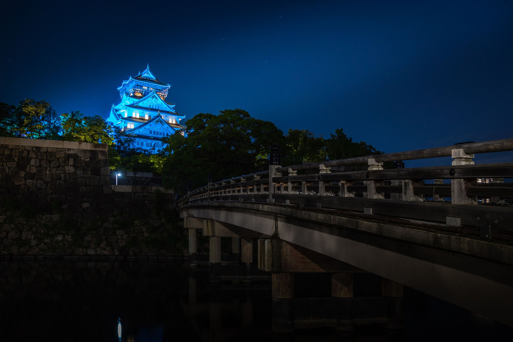 大阪城のブルーライトアップ