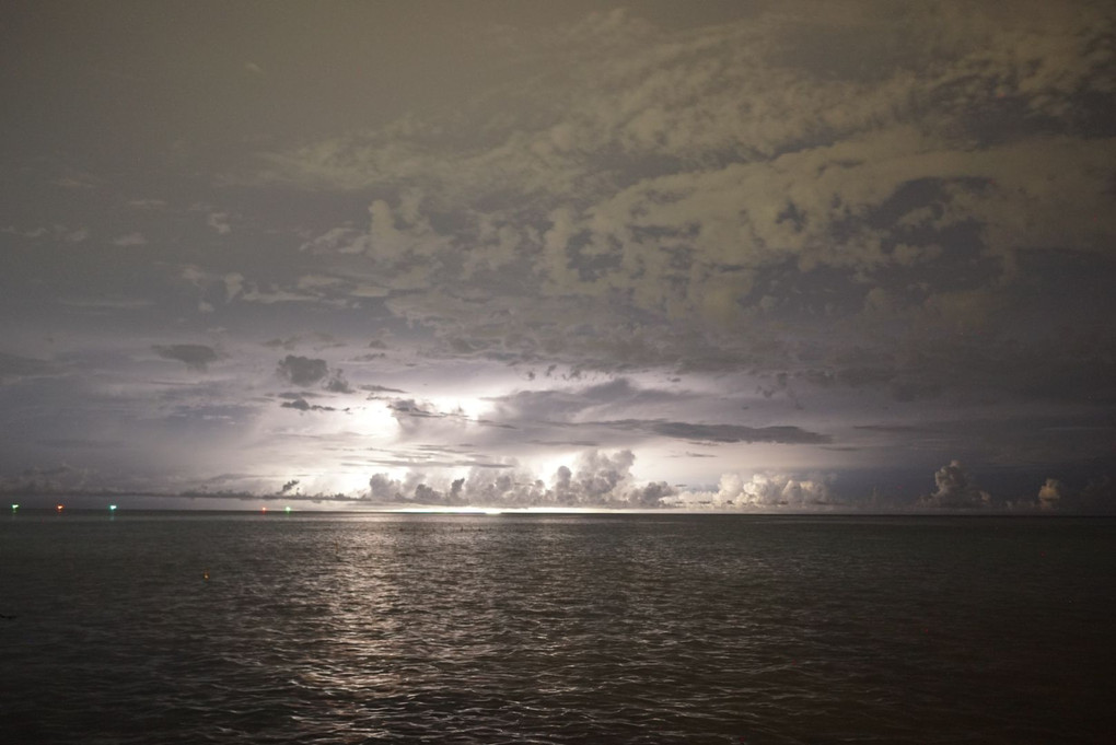 稲光と雲と海