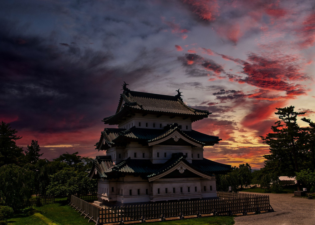 弘前城の夕暮れ時