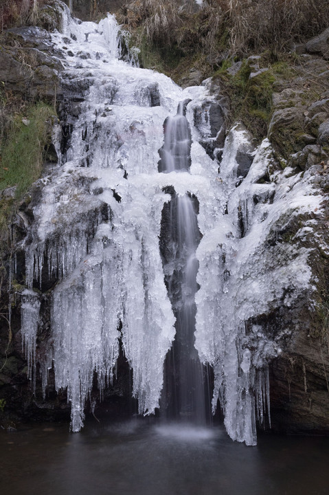 早くも凍った古閑の滝